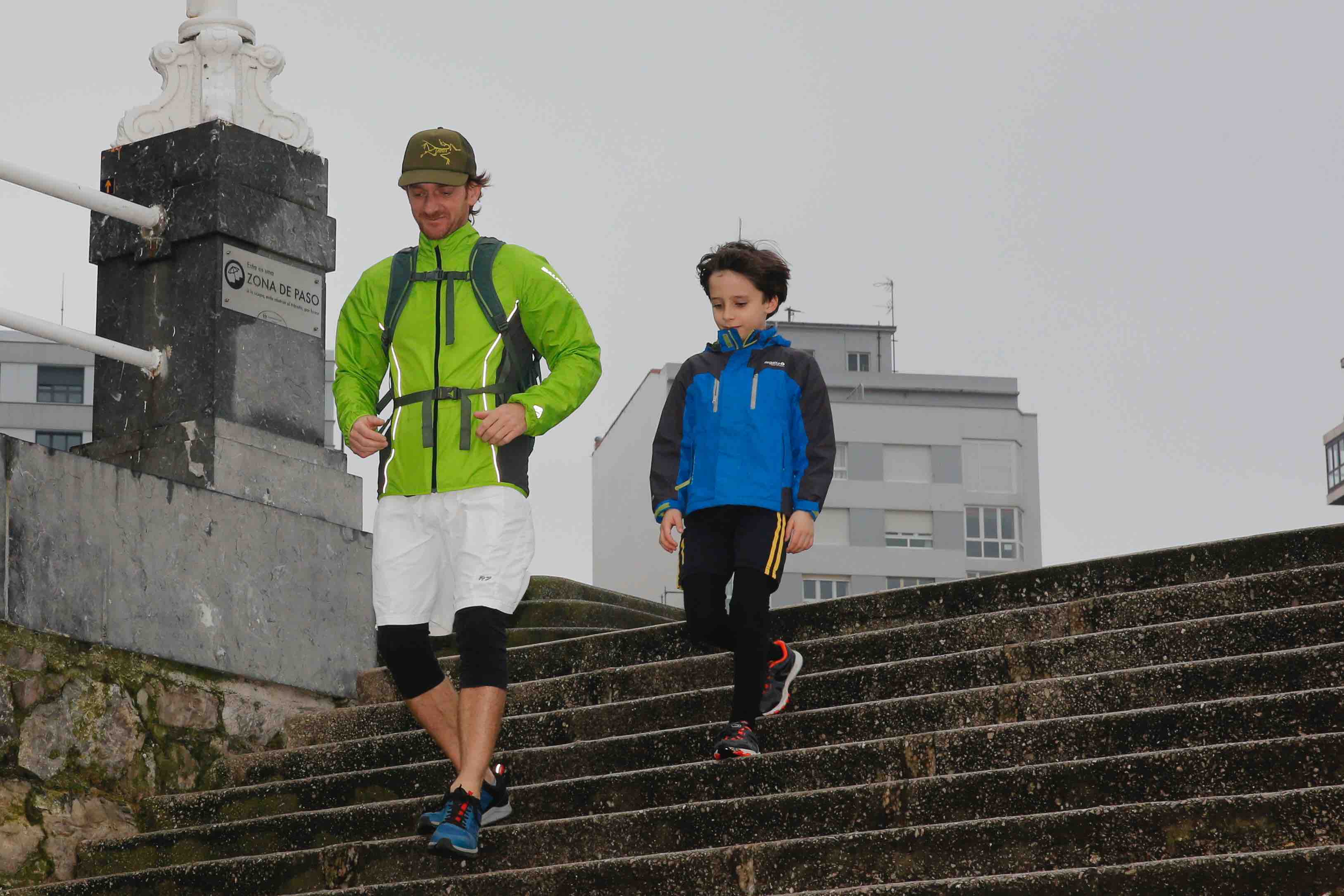 Primeros paseos bajo el orbayu en Gijón de los más pequeños