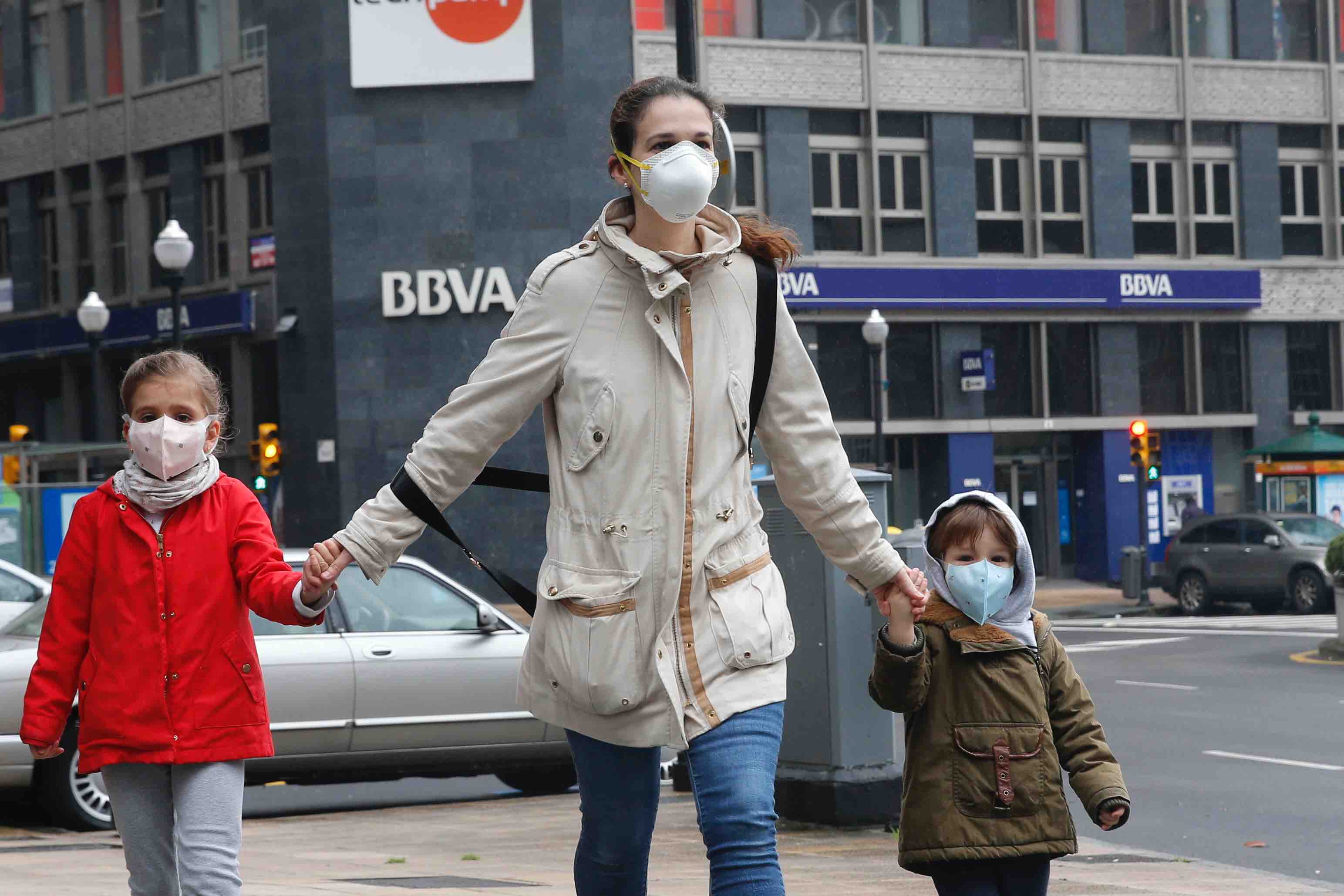 Primeros paseos bajo el orbayu en Gijón de los más pequeños