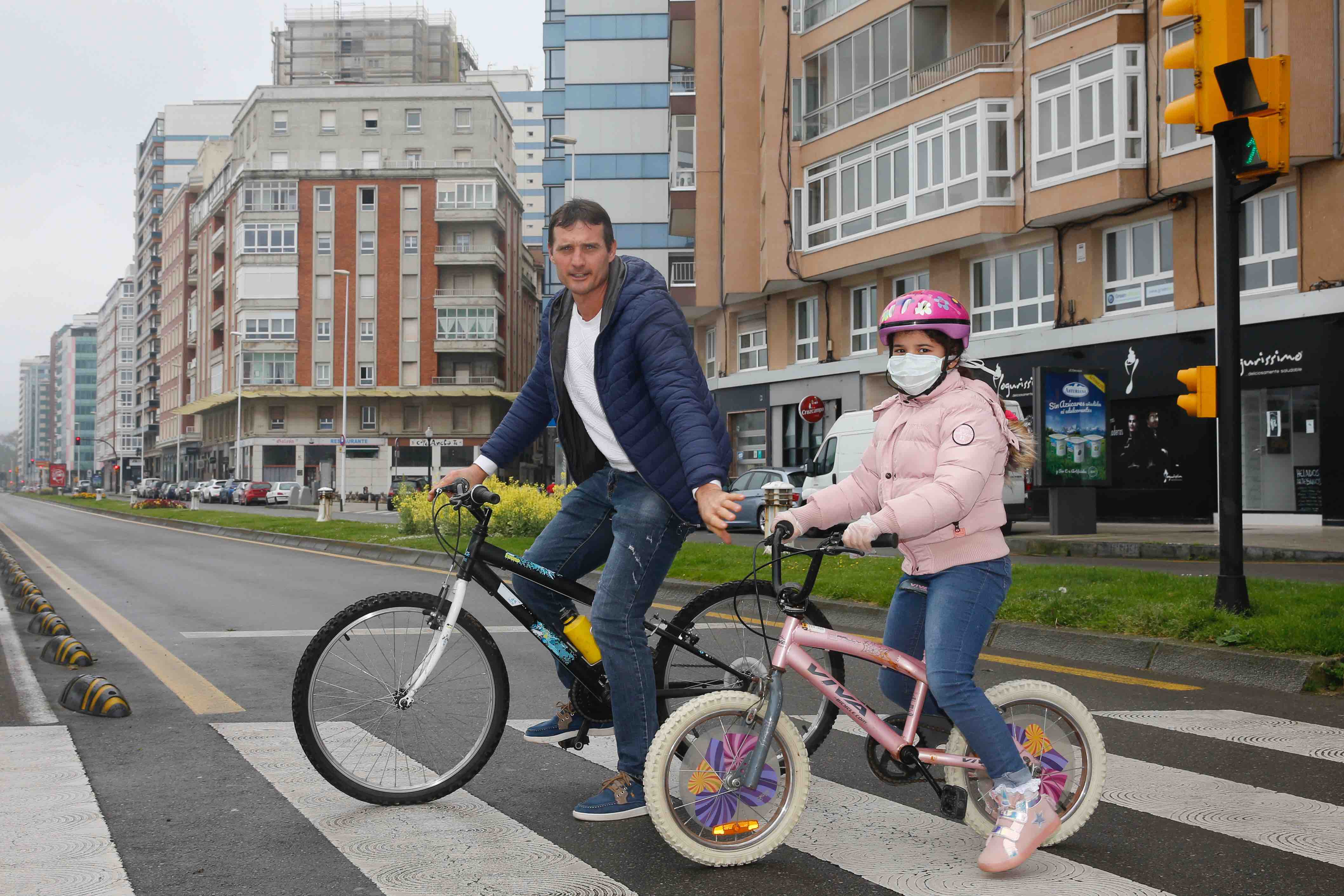 Primeros paseos bajo el orbayu en Gijón de los más pequeños