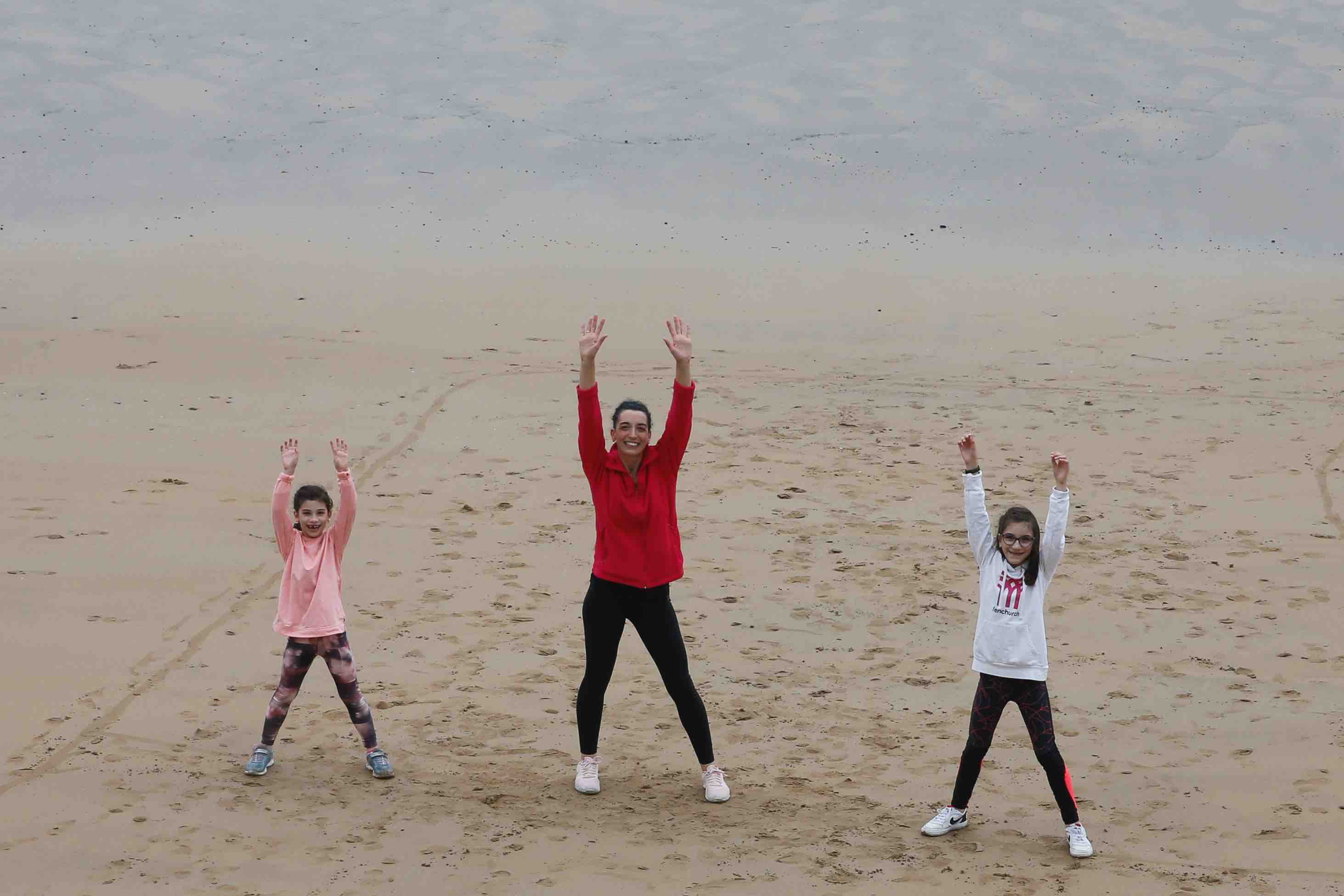 Primeros paseos bajo el orbayu en Gijón de los más pequeños