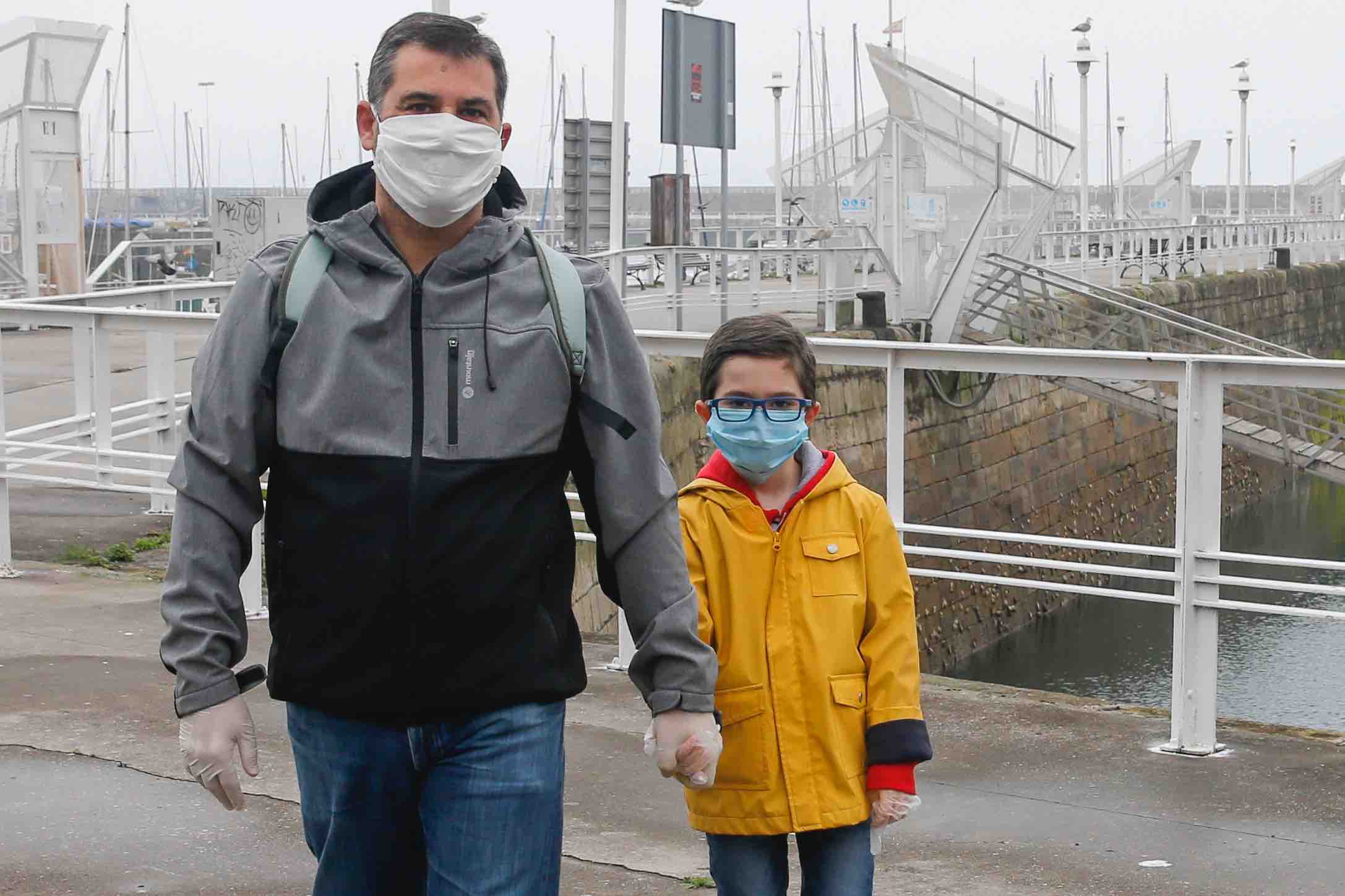 Primeros paseos bajo el orbayu en Gijón de los más pequeños