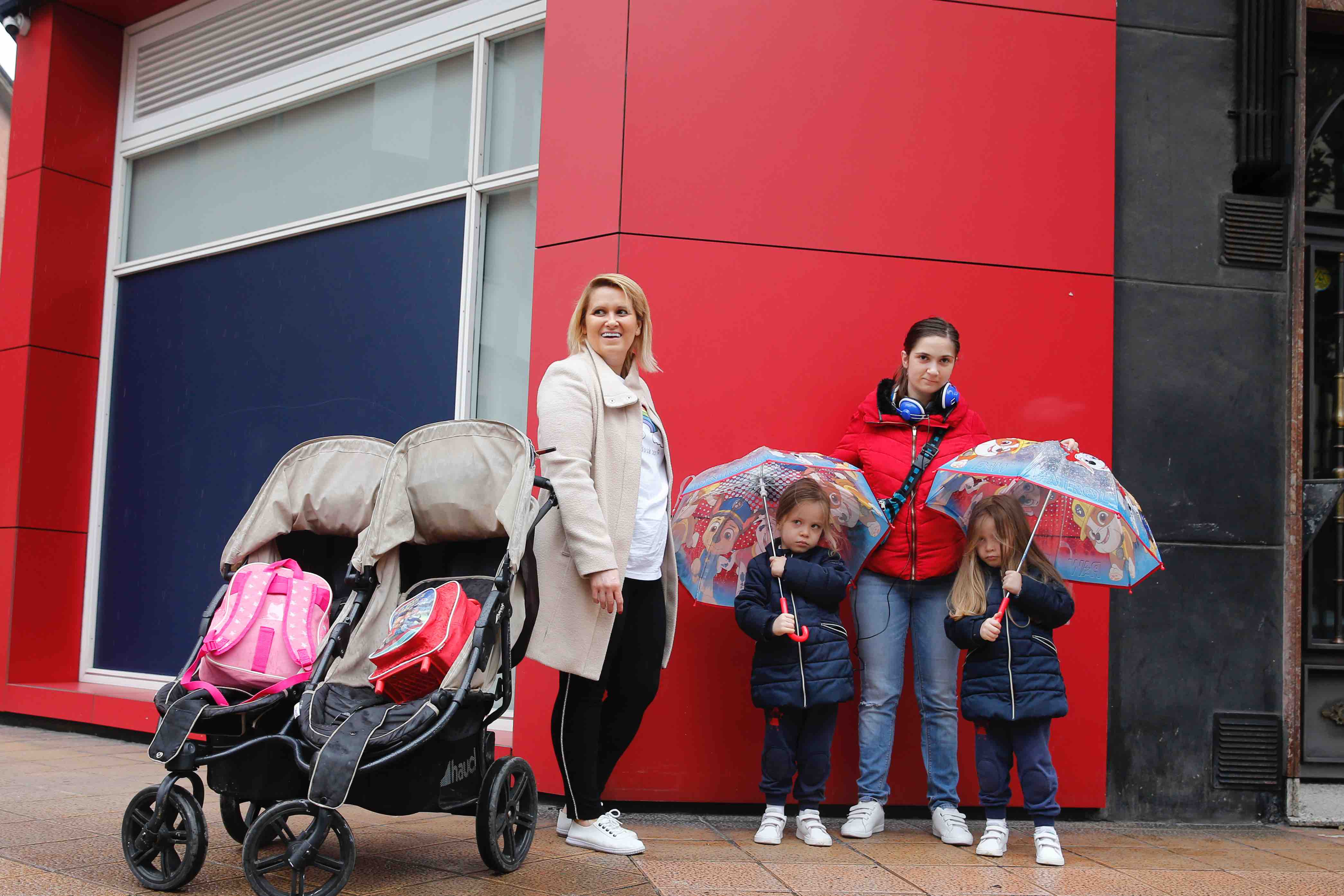 Primeros paseos bajo el orbayu en Gijón de los más pequeños