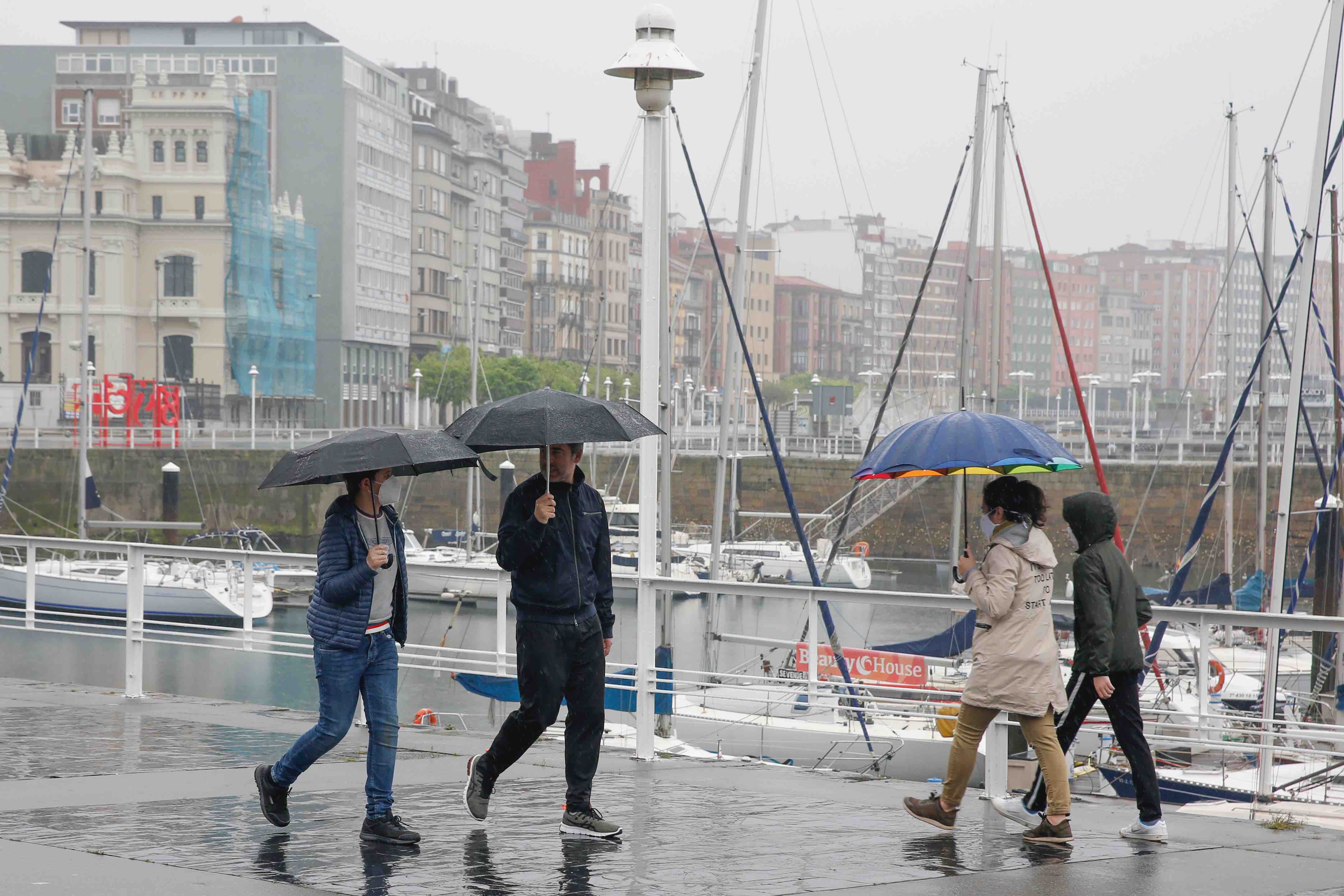 Primeros paseos bajo el orbayu en Gijón de los más pequeños