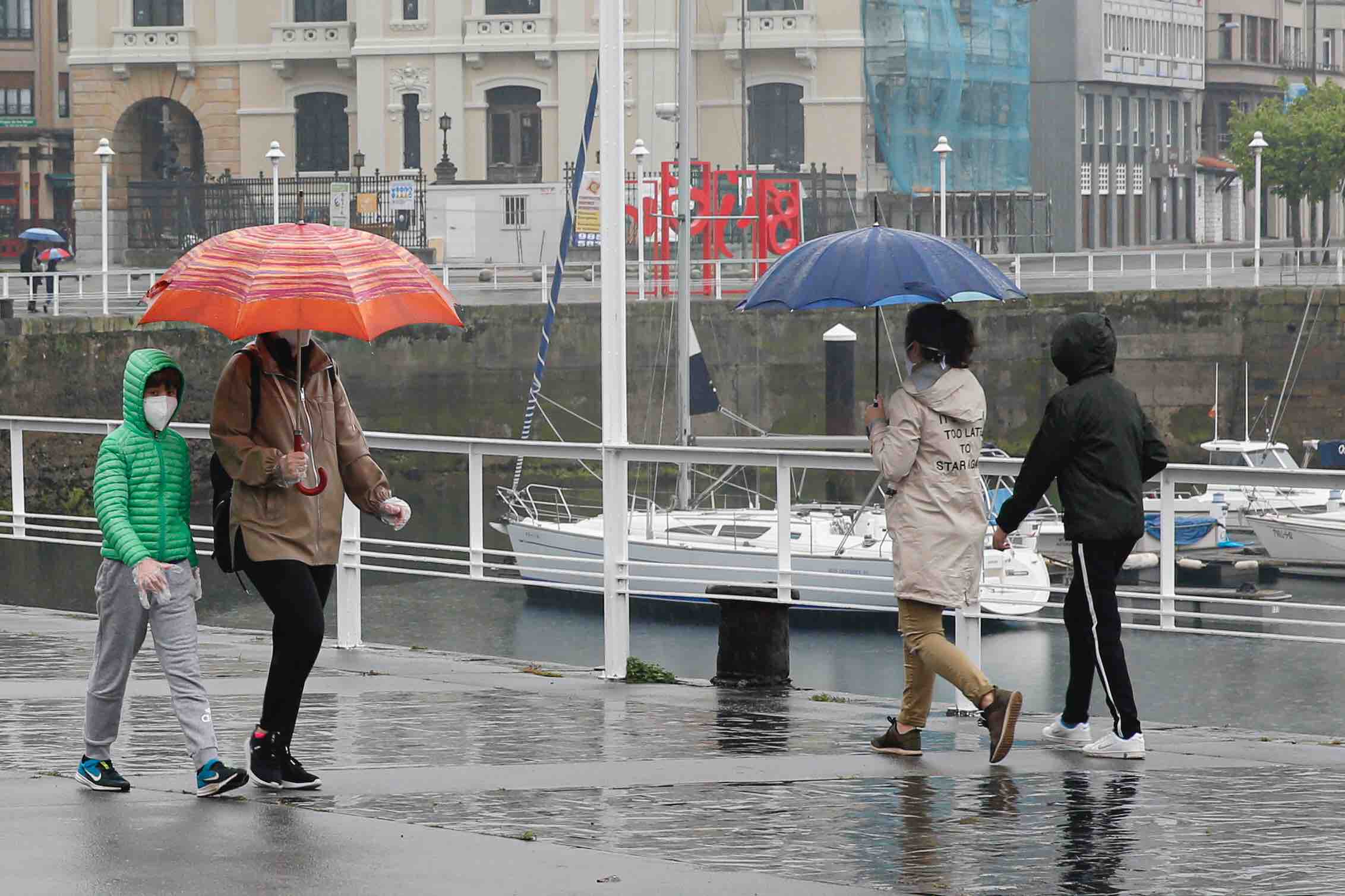 Primeros paseos bajo el orbayu en Gijón de los más pequeños