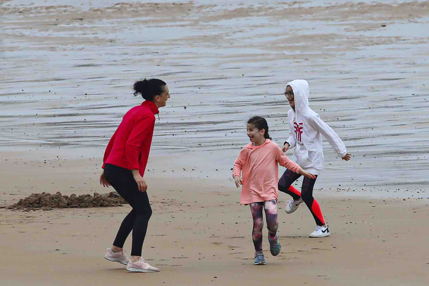 Primeros paseos bajo el orbayu en Gijón de los más pequeños