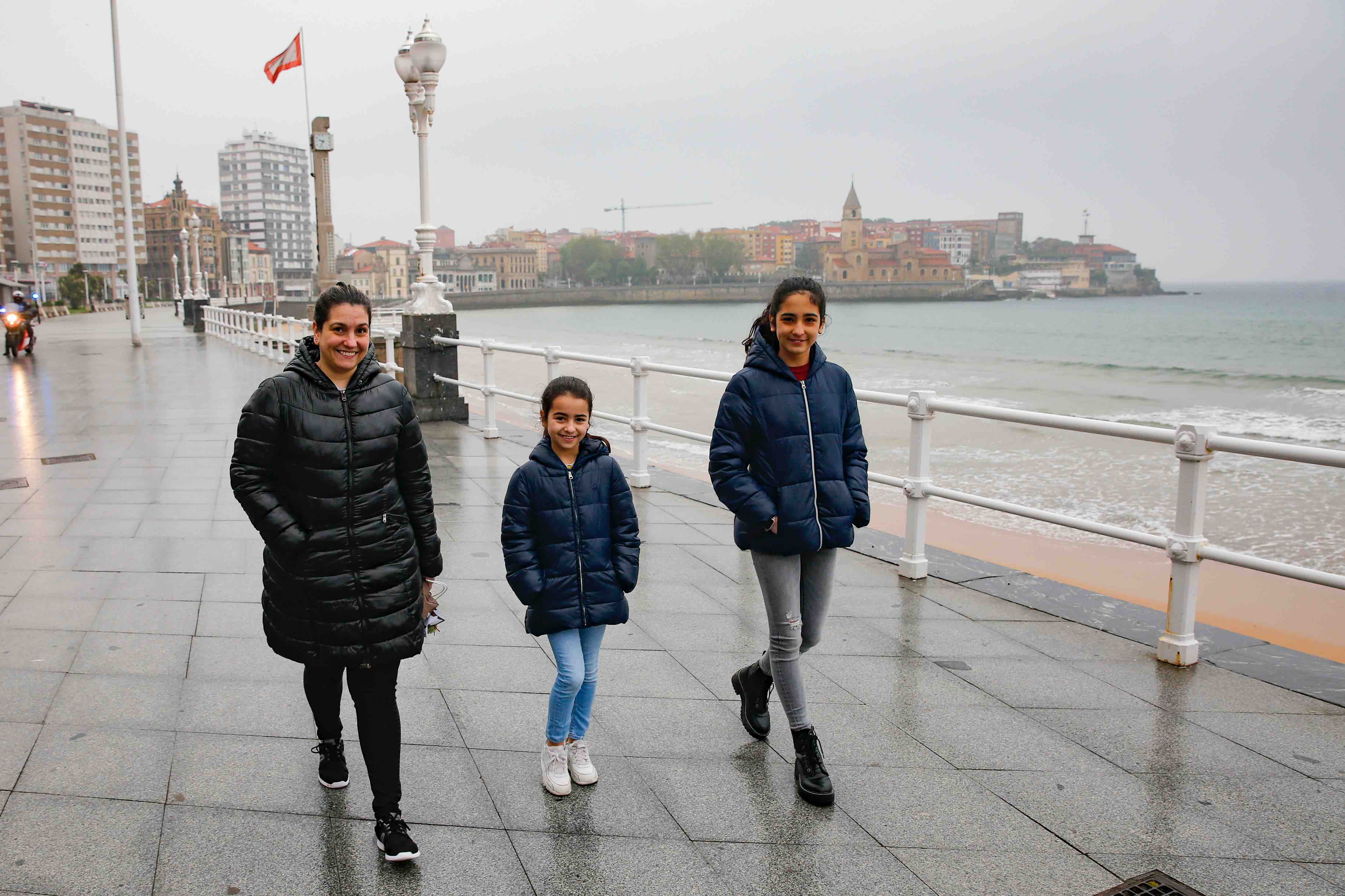 Primeros paseos bajo el orbayu en Gijón de los más pequeños