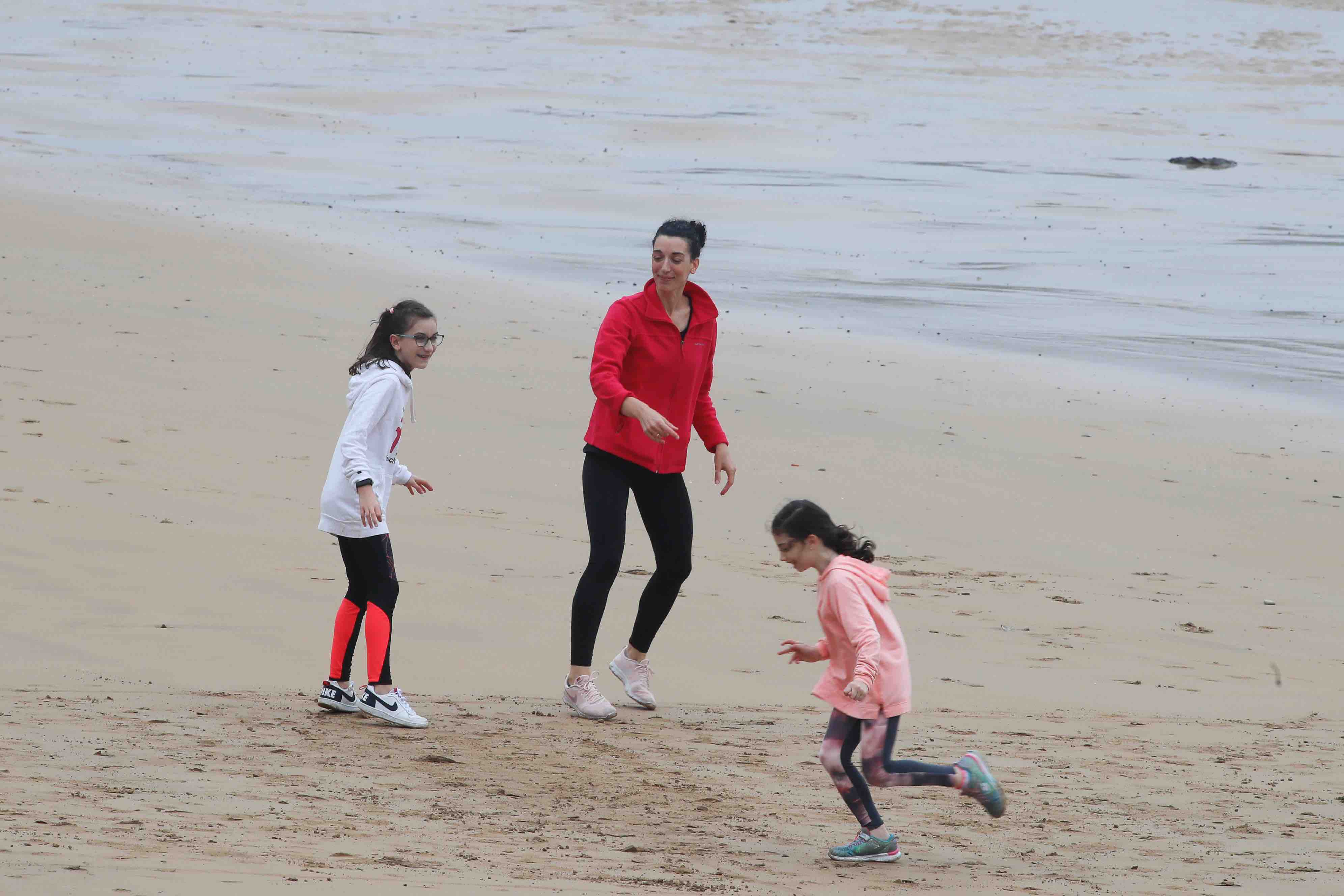 Primeros paseos bajo el orbayu en Gijón de los más pequeños