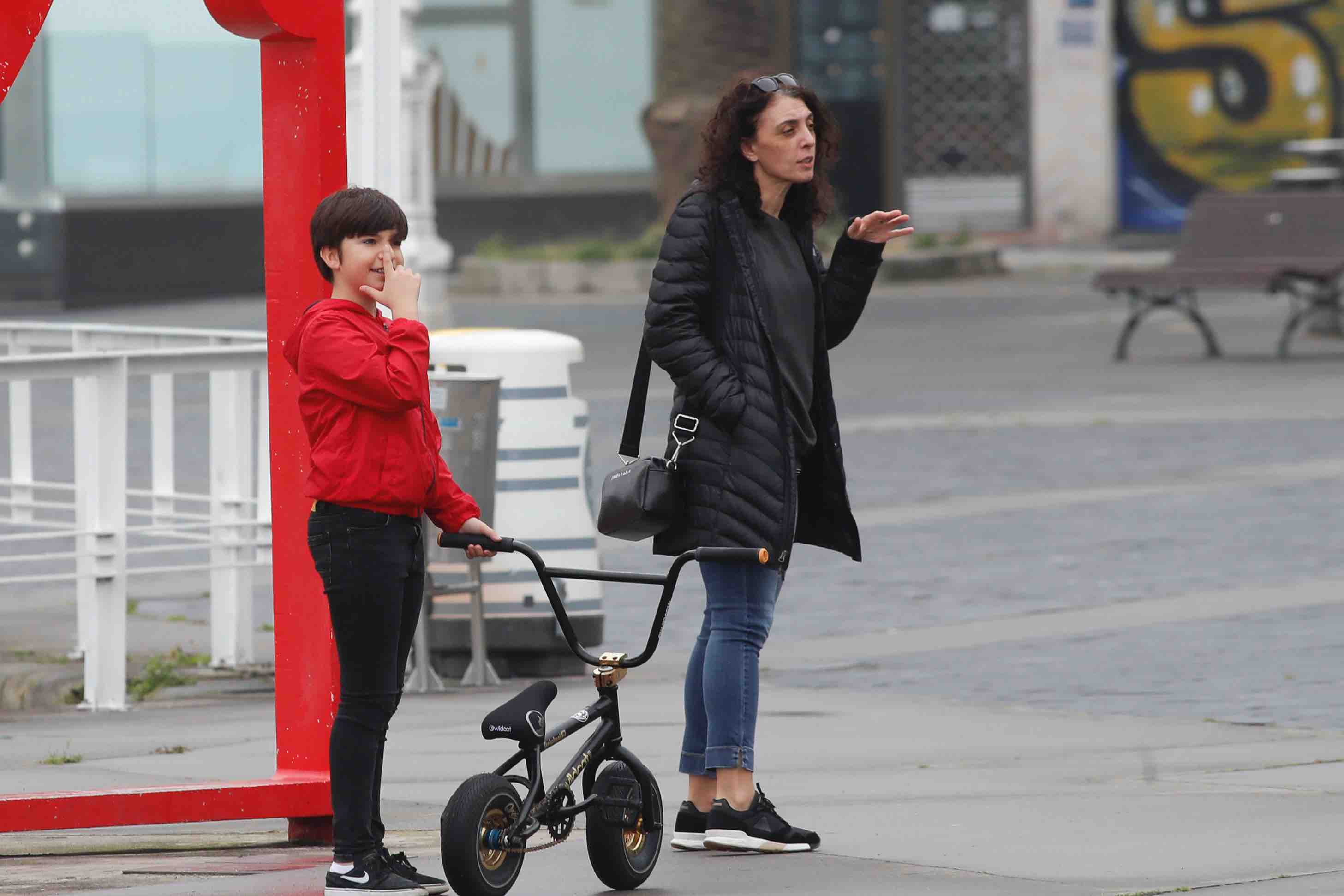 Primeros paseos bajo el orbayu en Gijón de los más pequeños