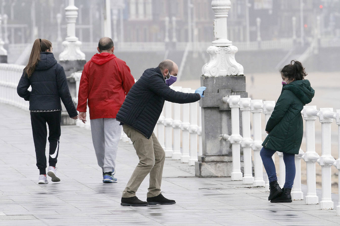 Este domingo se abrían las puertas de los hogares asturianos para que los menores de 14 años pudieran salir a la calle. Se cerraron para ellos el pasado 14 de marzo, cuando el presidente Pedro Sánchez decretaba el estado de alarma por la crisis sanitaria del coronavirus y ha tenido que pasar más de un mes para que el Gobierno diese permiso a las familias empezar a salir a la calle con los pequeños para hacer paseos cortos. Este 26 de abril se aliviaba el encierro en miles de hogares de Asturias y los pequeños han sabido aprovecharlo.