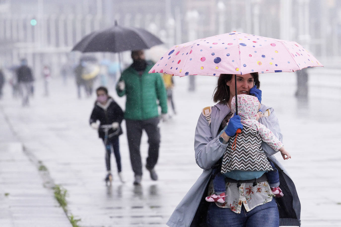 Este domingo se abrían las puertas de los hogares asturianos para que los menores de 14 años pudieran salir a la calle. Se cerraron para ellos el pasado 14 de marzo, cuando el presidente Pedro Sánchez decretaba el estado de alarma por la crisis sanitaria del coronavirus y ha tenido que pasar más de un mes para que el Gobierno diese permiso a las familias empezar a salir a la calle con los pequeños para hacer paseos cortos. Este 26 de abril se aliviaba el encierro en miles de hogares de Asturias y los pequeños han sabido aprovecharlo.