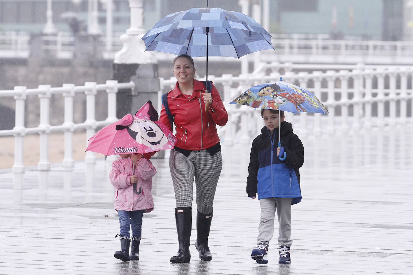 Este domingo se abrían las puertas de los hogares asturianos para que los menores de 14 años pudieran salir a la calle. Se cerraron para ellos el pasado 14 de marzo, cuando el presidente Pedro Sánchez decretaba el estado de alarma por la crisis sanitaria del coronavirus y ha tenido que pasar más de un mes para que el Gobierno diese permiso a las familias empezar a salir a la calle con los pequeños para hacer paseos cortos. Este 26 de abril se aliviaba el encierro en miles de hogares de Asturias y los pequeños han sabido aprovecharlo.