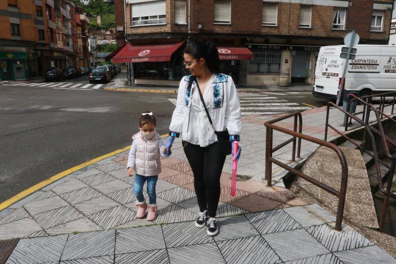 Este domingo se abrían las puertas de los hogares asturianos para que los menores de 14 años pudieran salir a la calle. Se cerraron para ellos el pasado 14 de marzo, cuando el presidente Pedro Sánchez decretaba el estado de alarma por la crisis sanitaria del coronavirus y ha tenido que pasar más de un mes para que el Gobierno diese permiso a las familias empezar a salir a la calle con los pequeños para hacer paseos cortos. Este 26 de abril se aliviaba el encierro en miles de hogares de Asturias y los pequeños han sabido aprovecharlo.