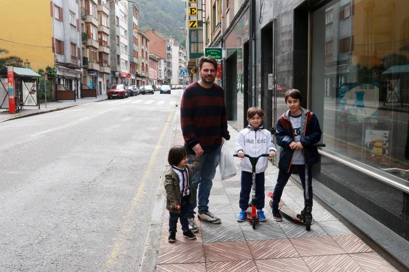 Este domingo se abrían las puertas de los hogares asturianos para que los menores de 14 años pudieran salir a la calle. Se cerraron para ellos el pasado 14 de marzo, cuando el presidente Pedro Sánchez decretaba el estado de alarma por la crisis sanitaria del coronavirus y ha tenido que pasar más de un mes para que el Gobierno diese permiso a las familias empezar a salir a la calle con los pequeños para hacer paseos cortos. Este 26 de abril se aliviaba el encierro en miles de hogares de Asturias y los pequeños han sabido aprovecharlo.