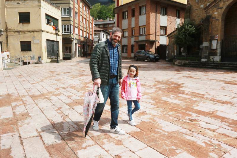 Este domingo se abrían las puertas de los hogares asturianos para que los menores de 14 años pudieran salir a la calle. Se cerraron para ellos el pasado 14 de marzo, cuando el presidente Pedro Sánchez decretaba el estado de alarma por la crisis sanitaria del coronavirus y ha tenido que pasar más de un mes para que el Gobierno diese permiso a las familias empezar a salir a la calle con los pequeños para hacer paseos cortos. Este 26 de abril se aliviaba el encierro en miles de hogares de Asturias y los pequeños han sabido aprovecharlo.