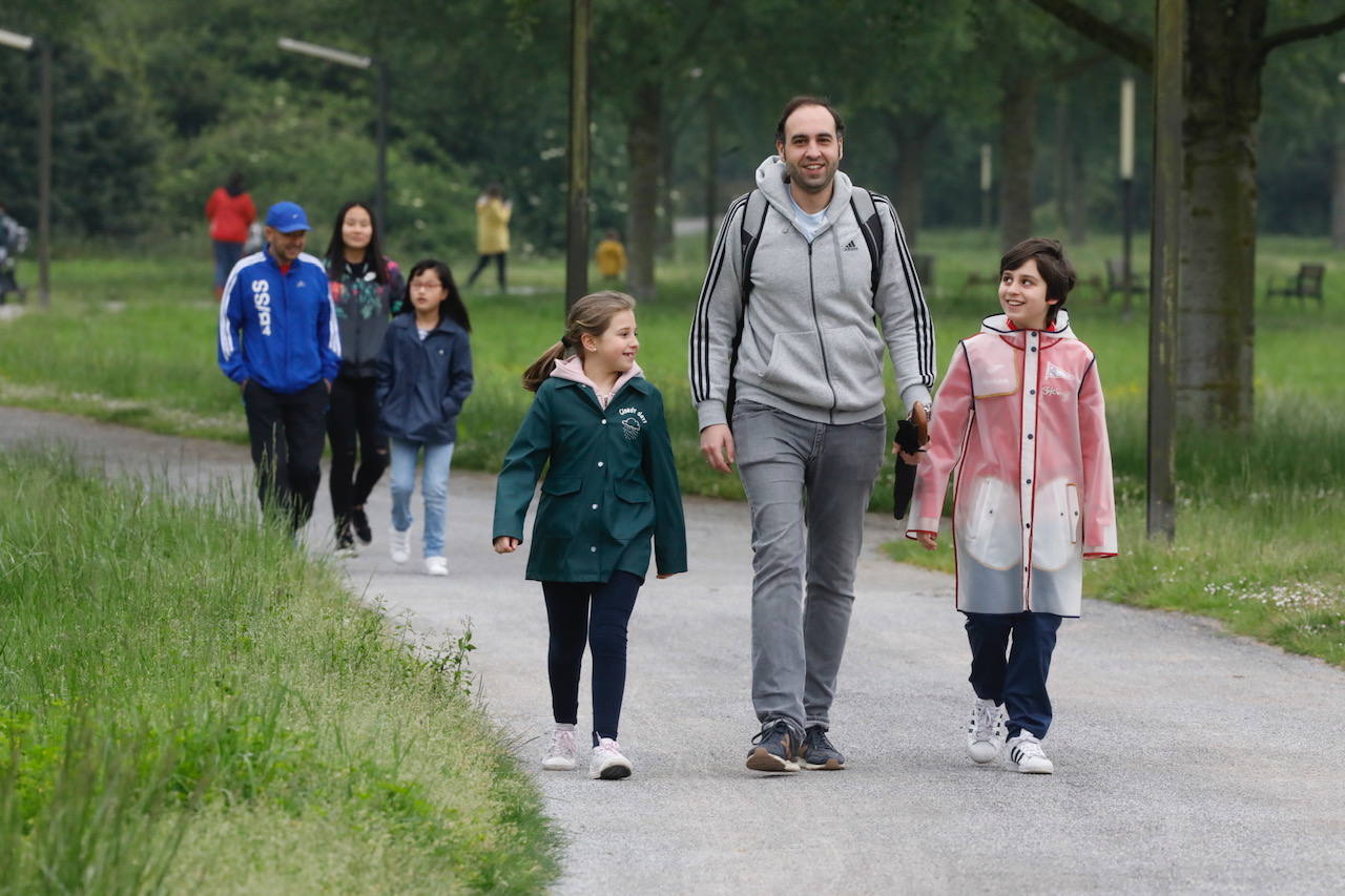 Este domingo se abrían las puertas de los hogares asturianos para que los menores de 14 años pudieran salir a la calle. Se cerraron para ellos el pasado 14 de marzo, cuando el presidente Pedro Sánchez decretaba el estado de alarma por la crisis sanitaria del coronavirus y ha tenido que pasar más de un mes para que el Gobierno diese permiso a las familias empezar a salir a la calle con los pequeños para hacer paseos cortos. Este 26 de abril se aliviaba el encierro en miles de hogares de Asturias y los pequeños han sabido aprovecharlo.