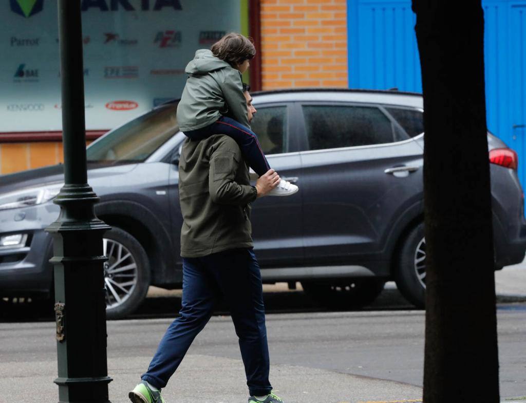 Este domingo se abrían las puertas de los hogares asturianos para que los menores de 14 años pudieran salir a la calle. Se cerraron para ellos el pasado 14 de marzo, cuando el presidente Pedro Sánchez decretaba el estado de alarma por la crisis sanitaria del coronavirus y ha tenido que pasar más de un mes para que el Gobierno diese permiso a las familias empezar a salir a la calle con los pequeños para hacer paseos cortos. Este 26 de abril se aliviaba el encierro en miles de hogares de Asturias y los pequeños han sabido aprovecharlo.