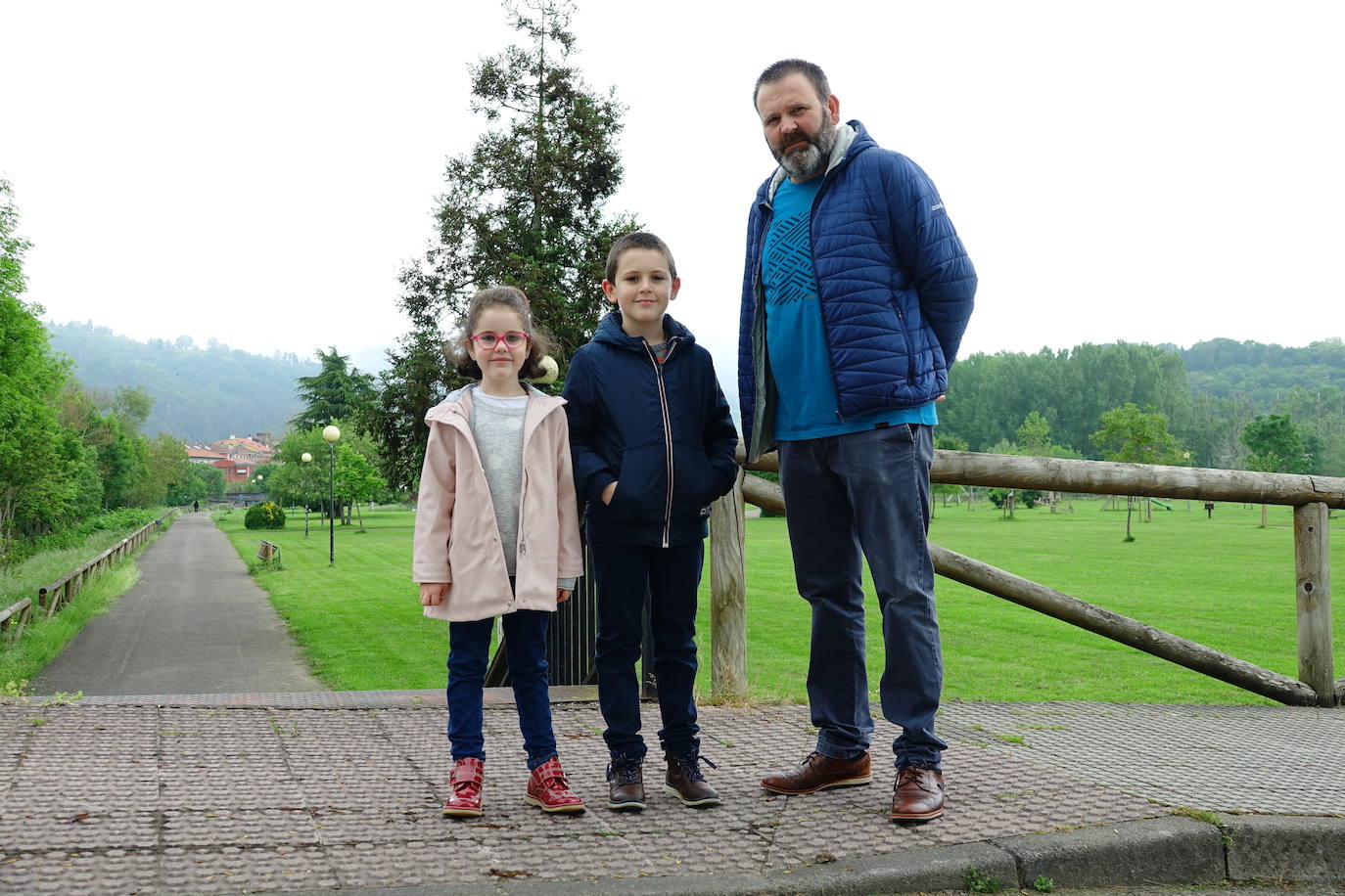 Este domingo se abrían las puertas de los hogares asturianos para que los menores de 14 años pudieran salir a la calle. Se cerraron para ellos el pasado 14 de marzo, cuando el presidente Pedro Sánchez decretaba el estado de alarma por la crisis sanitaria del coronavirus y ha tenido que pasar más de un mes para que el Gobierno diese permiso a las familias empezar a salir a la calle con los pequeños para hacer paseos cortos. Este 26 de abril se aliviaba el encierro en miles de hogares de Asturias y los pequeños han sabido aprovecharlo.