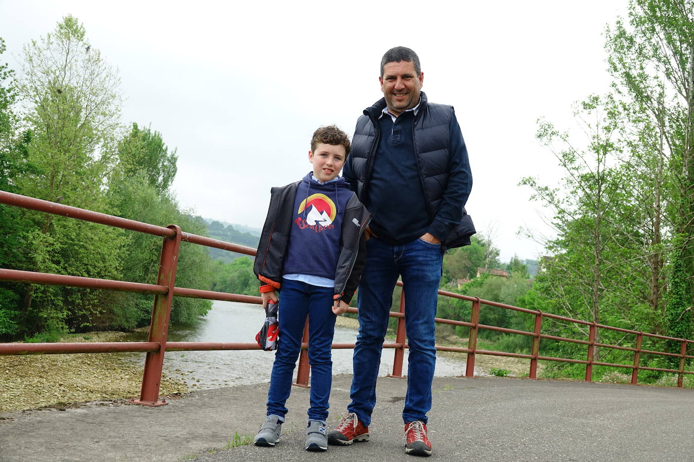 Este domingo se abrían las puertas de los hogares asturianos para que los menores de 14 años pudieran salir a la calle. Se cerraron para ellos el pasado 14 de marzo, cuando el presidente Pedro Sánchez decretaba el estado de alarma por la crisis sanitaria del coronavirus y ha tenido que pasar más de un mes para que el Gobierno diese permiso a las familias empezar a salir a la calle con los pequeños para hacer paseos cortos. Este 26 de abril se aliviaba el encierro en miles de hogares de Asturias y los pequeños han sabido aprovecharlo.