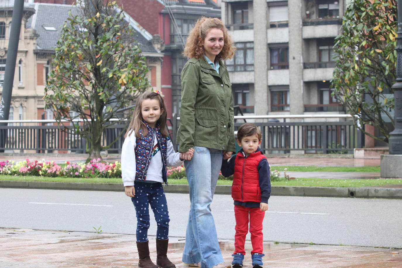 Este domingo se abrían las puertas de los hogares asturianos para que los menores de 14 años pudieran salir a la calle. Se cerraron para ellos el pasado 14 de marzo, cuando el presidente Pedro Sánchez decretaba el estado de alarma por la crisis sanitaria del coronavirus y ha tenido que pasar más de un mes para que el Gobierno diese permiso a las familias empezar a salir a la calle con los pequeños para hacer paseos cortos. Este 26 de abril se aliviaba el encierro en miles de hogares de Asturias y los pequeños han sabido aprovecharlo.