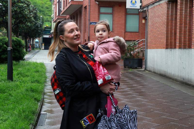 Este domingo se abrían las puertas de los hogares asturianos para que los menores de 14 años pudieran salir a la calle. Se cerraron para ellos el pasado 14 de marzo, cuando el presidente Pedro Sánchez decretaba el estado de alarma por la crisis sanitaria del coronavirus y ha tenido que pasar más de un mes para que el Gobierno diese permiso a las familias empezar a salir a la calle con los pequeños para hacer paseos cortos. Este 26 de abril se aliviaba el encierro en miles de hogares de Asturias y los pequeños han sabido aprovecharlo.