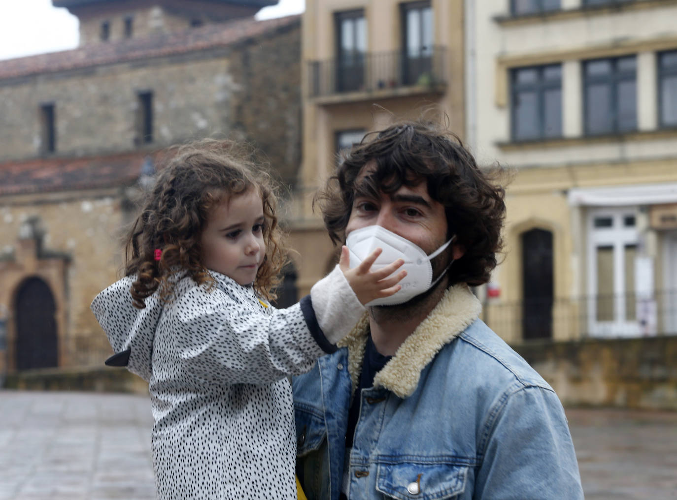 Este domingo se abrían las puertas de los hogares asturianos para que los menores de 14 años pudieran salir a la calle. Se cerraron para ellos el pasado 14 de marzo, cuando el presidente Pedro Sánchez decretaba el estado de alarma por la crisis sanitaria del coronavirus y ha tenido que pasar más de un mes para que el Gobierno diese permiso a las familias empezar a salir a la calle con los pequeños para hacer paseos cortos. Este 26 de abril se aliviaba el encierro en miles de hogares de Asturias y los pequeños han sabido aprovecharlo.