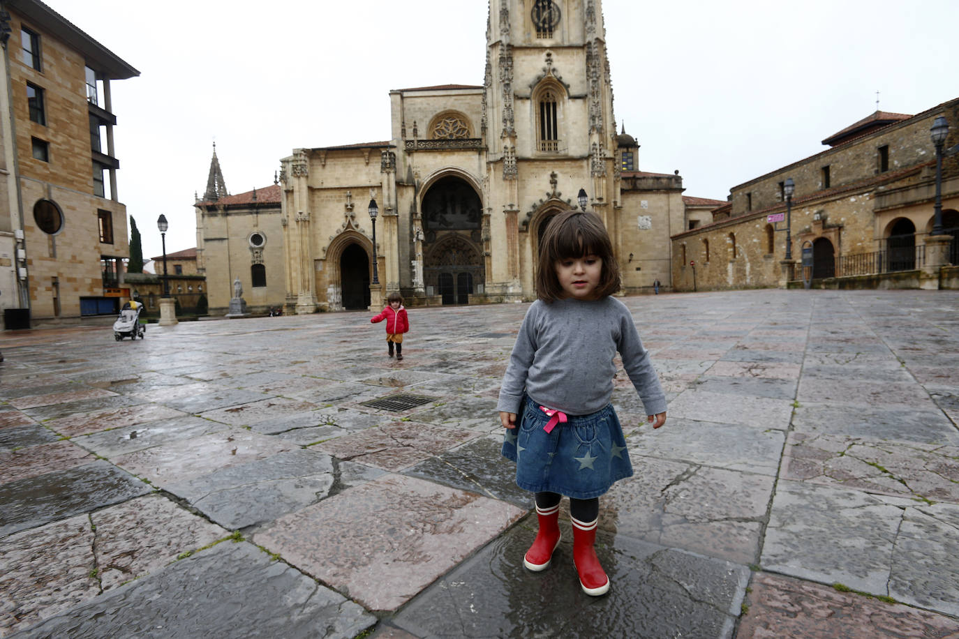 Este domingo se abrían las puertas de los hogares asturianos para que los menores de 14 años pudieran salir a la calle. Se cerraron para ellos el pasado 14 de marzo, cuando el presidente Pedro Sánchez decretaba el estado de alarma por la crisis sanitaria del coronavirus y ha tenido que pasar más de un mes para que el Gobierno diese permiso a las familias empezar a salir a la calle con los pequeños para hacer paseos cortos. Este 26 de abril se aliviaba el encierro en miles de hogares de Asturias y los pequeños han sabido aprovecharlo.