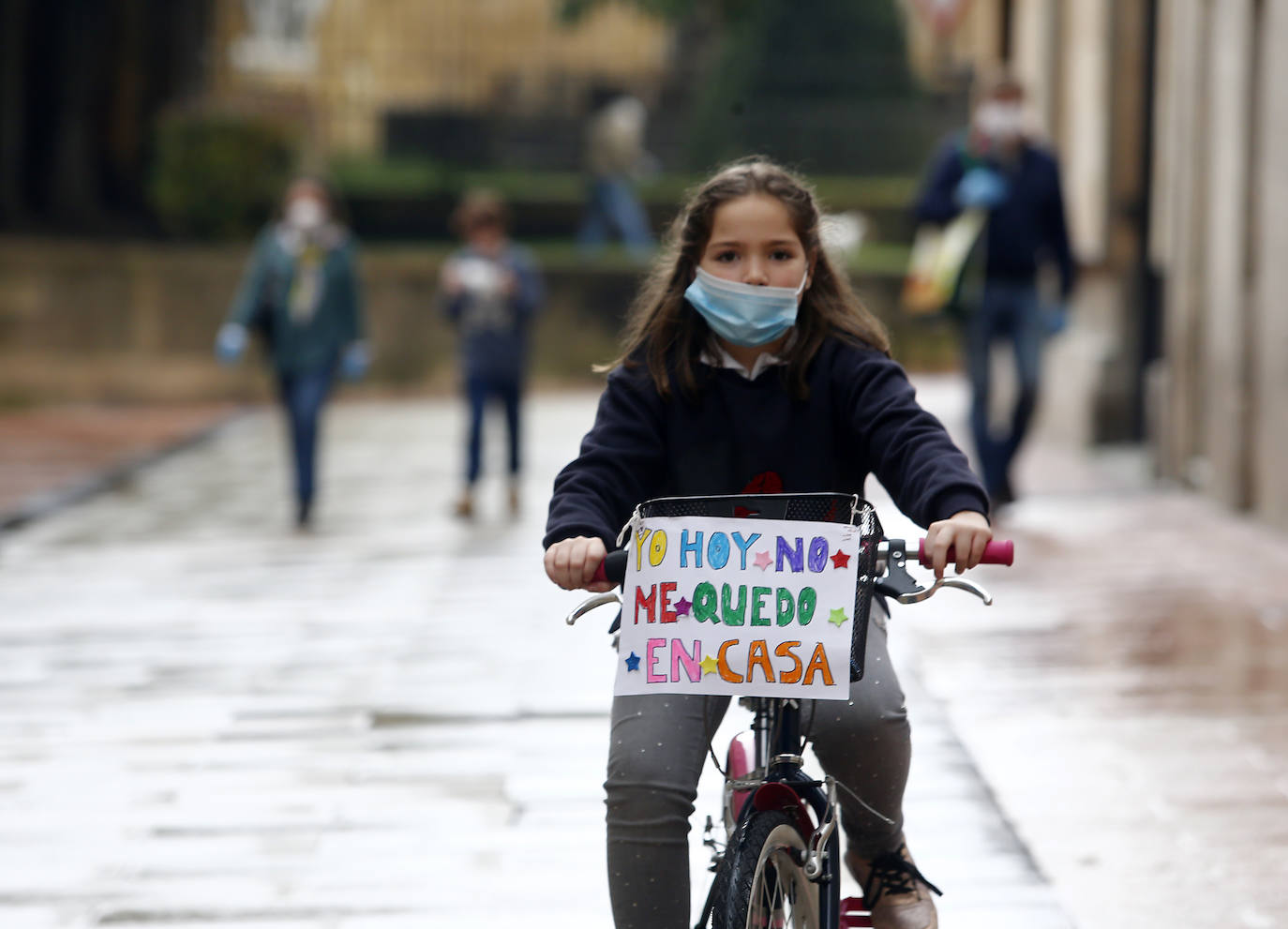 Este domingo se abrían las puertas de los hogares asturianos para que los menores de 14 años pudieran salir a la calle. Se cerraron para ellos el pasado 14 de marzo, cuando el presidente Pedro Sánchez decretaba el estado de alarma por la crisis sanitaria del coronavirus y ha tenido que pasar más de un mes para que el Gobierno diese permiso a las familias empezar a salir a la calle con los pequeños para hacer paseos cortos. Este 26 de abril se aliviaba el encierro en miles de hogares de Asturias y los pequeños han sabido aprovecharlo.