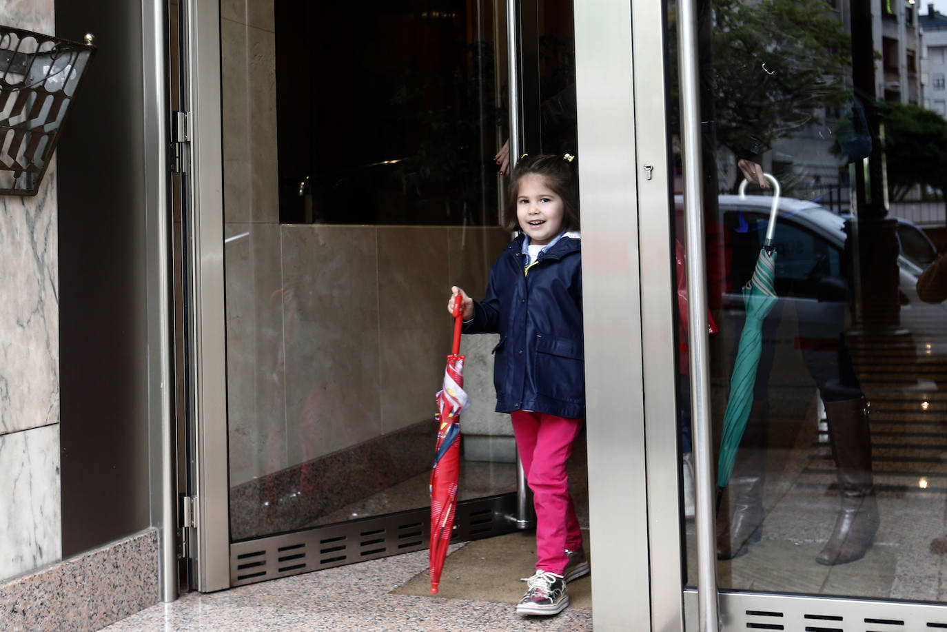 Este domingo se abrían las puertas de los hogares asturianos para que los menores de 14 años pudieran salir a la calle. Se cerraron para ellos el pasado 14 de marzo, cuando el presidente Pedro Sánchez decretaba el estado de alarma por la crisis sanitaria del coronavirus y ha tenido que pasar más de un mes para que el Gobierno diese permiso a las familias empezar a salir a la calle con los pequeños para hacer paseos cortos. Este 26 de abril se aliviaba el encierro en miles de hogares de Asturias y los pequeños han sabido aprovecharlo.