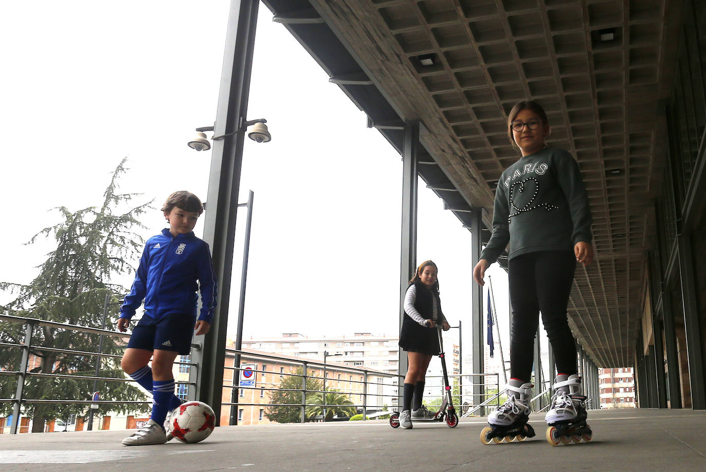 Este domingo se abrían las puertas de los hogares asturianos para que los menores de 14 años pudieran salir a la calle. Se cerraron para ellos el pasado 14 de marzo, cuando el presidente Pedro Sánchez decretaba el estado de alarma por la crisis sanitaria del coronavirus y ha tenido que pasar más de un mes para que el Gobierno diese permiso a las familias empezar a salir a la calle con los pequeños para hacer paseos cortos. Este 26 de abril se aliviaba el encierro en miles de hogares de Asturias y los pequeños han sabido aprovecharlo.