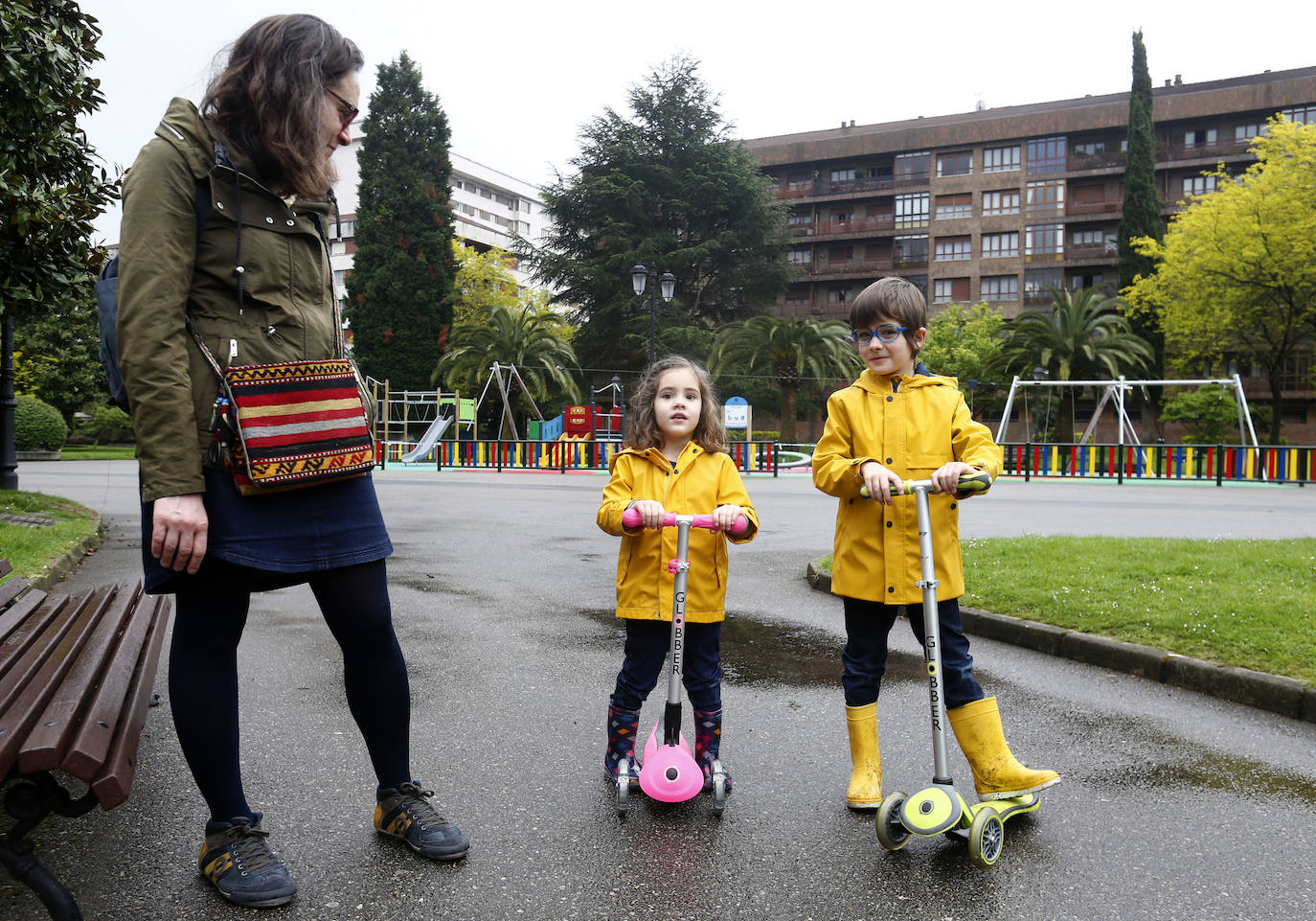 Este domingo se abrían las puertas de los hogares asturianos para que los menores de 14 años pudieran salir a la calle. Se cerraron para ellos el pasado 14 de marzo, cuando el presidente Pedro Sánchez decretaba el estado de alarma por la crisis sanitaria del coronavirus y ha tenido que pasar más de un mes para que el Gobierno diese permiso a las familias empezar a salir a la calle con los pequeños para hacer paseos cortos. Este 26 de abril se aliviaba el encierro en miles de hogares de Asturias y los pequeños han sabido aprovecharlo.