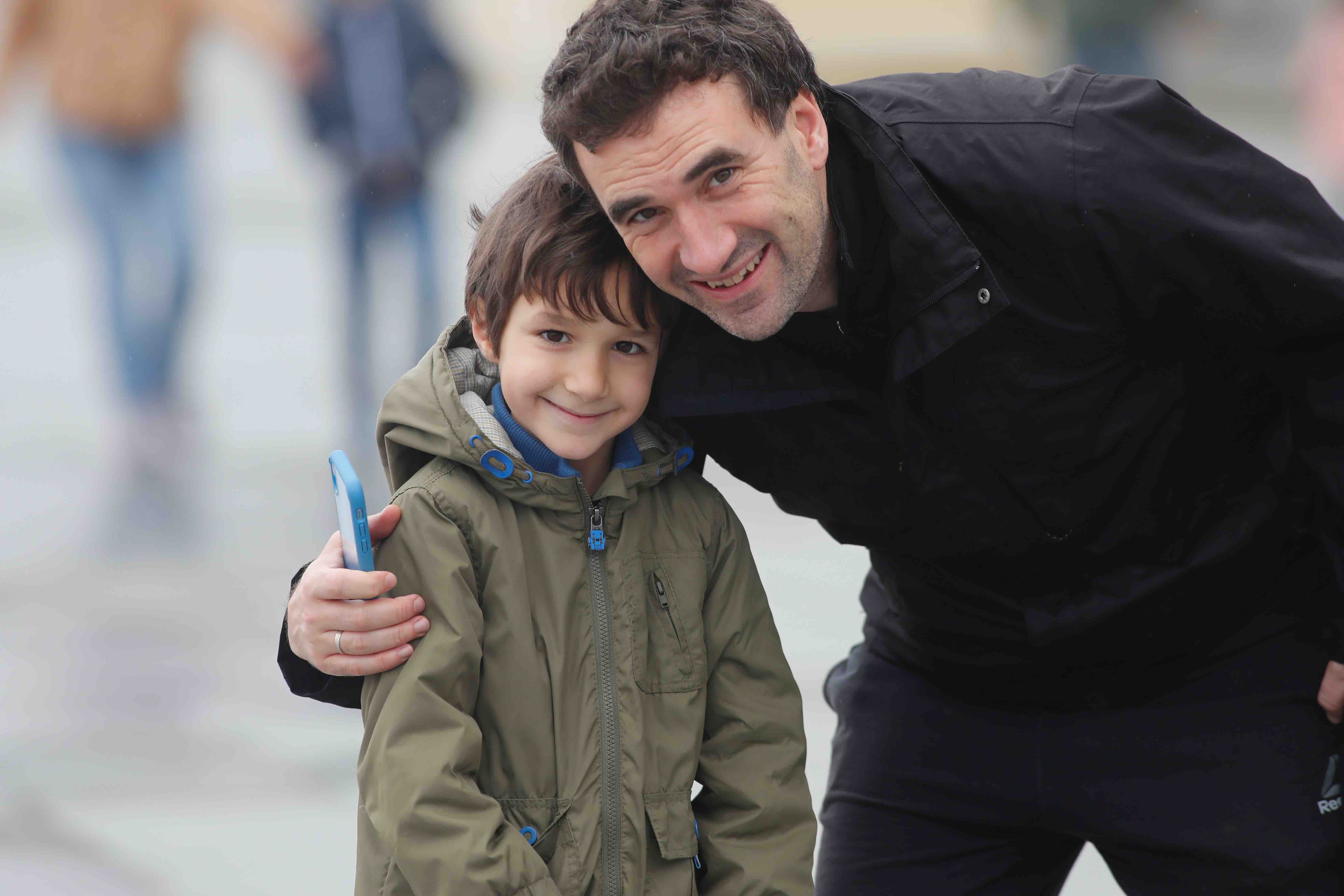 Este domingo se abrían las puertas de los hogares asturianos para que los menores de 14 años pudieran salir a la calle. Se cerraron para ellos el pasado 14 de marzo, cuando el presidente Pedro Sánchez decretaba el estado de alarma por la crisis sanitaria del coronavirus y ha tenido que pasar más de un mes para que el Gobierno diese permiso a las familias empezar a salir a la calle con los pequeños para hacer paseos cortos. Este 26 de abril se aliviaba el encierro en miles de hogares de Asturias y los pequeños han sabido aprovecharlo.