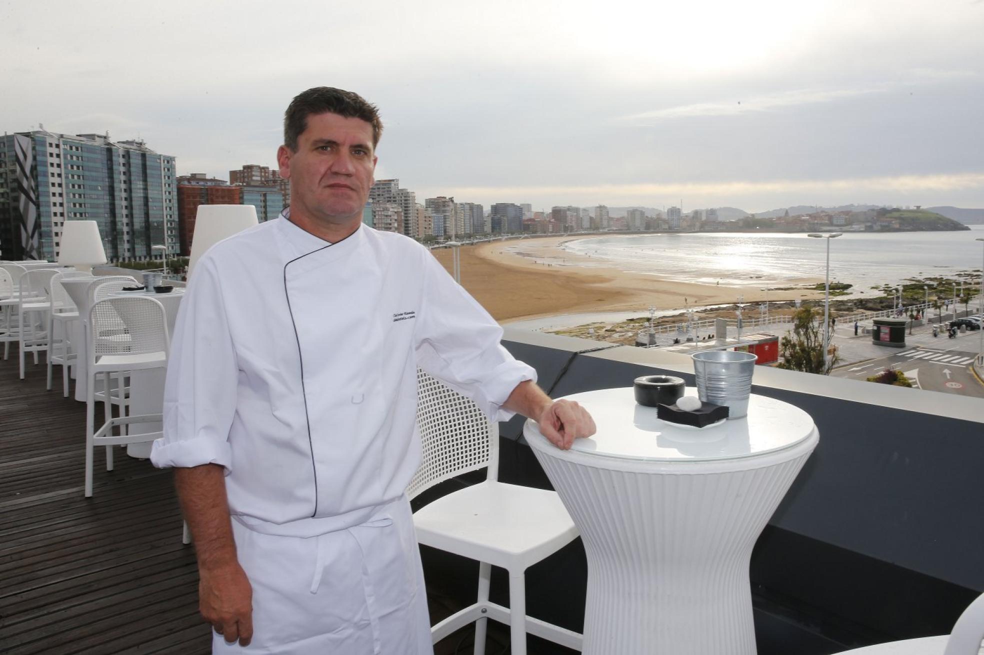 Javier, en la terraza del Abba, antes del cierre decretado. Ahora cocina en casa y comparte las recetas con sus amigos.