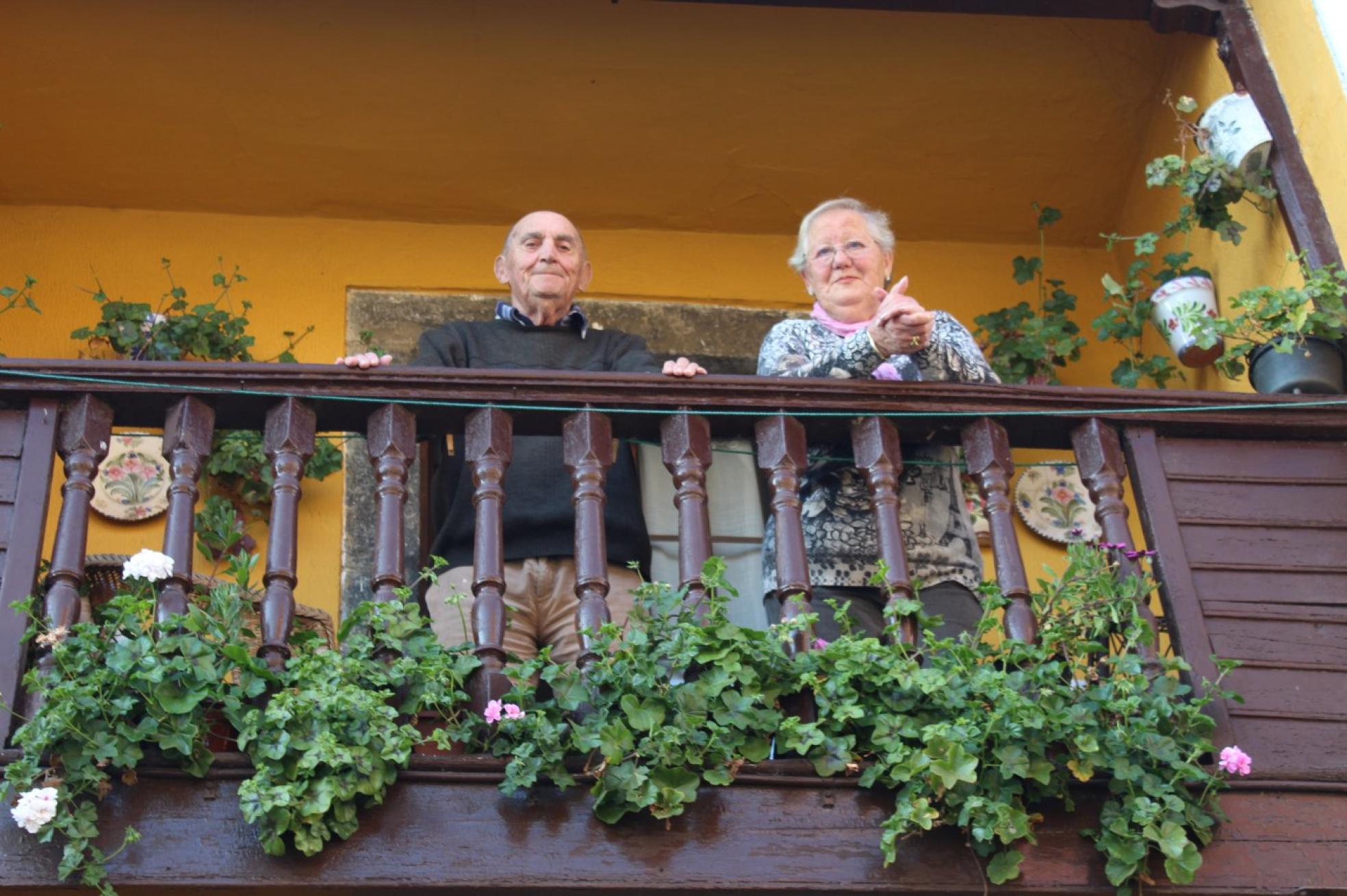 Ignacio Álvarez y Ángeles Fernández, de 83 y 79 años, en su casa de Luanco. 