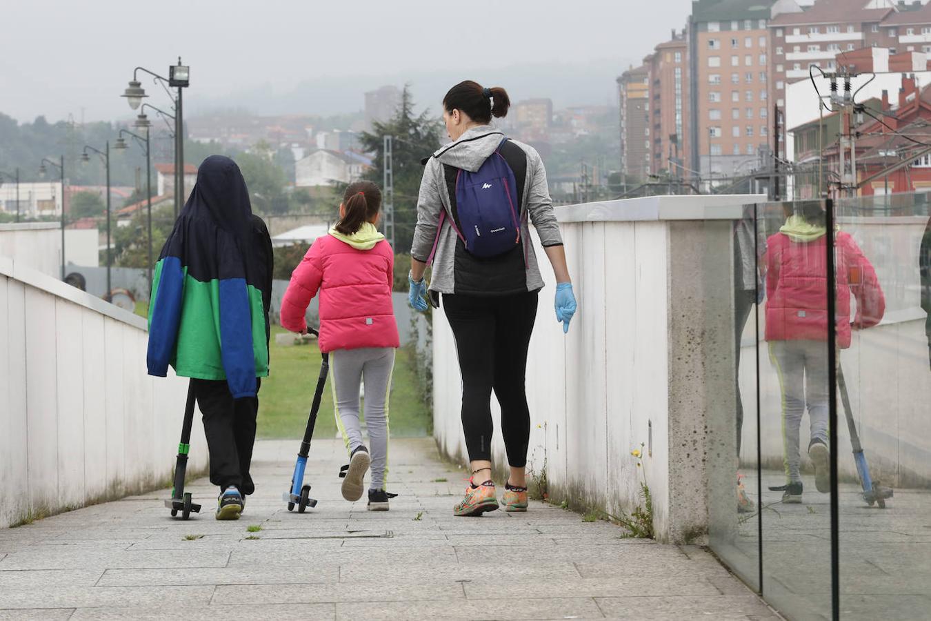 Fotos: El frío y la lluvia anima a pocos niños avilesinos a salir