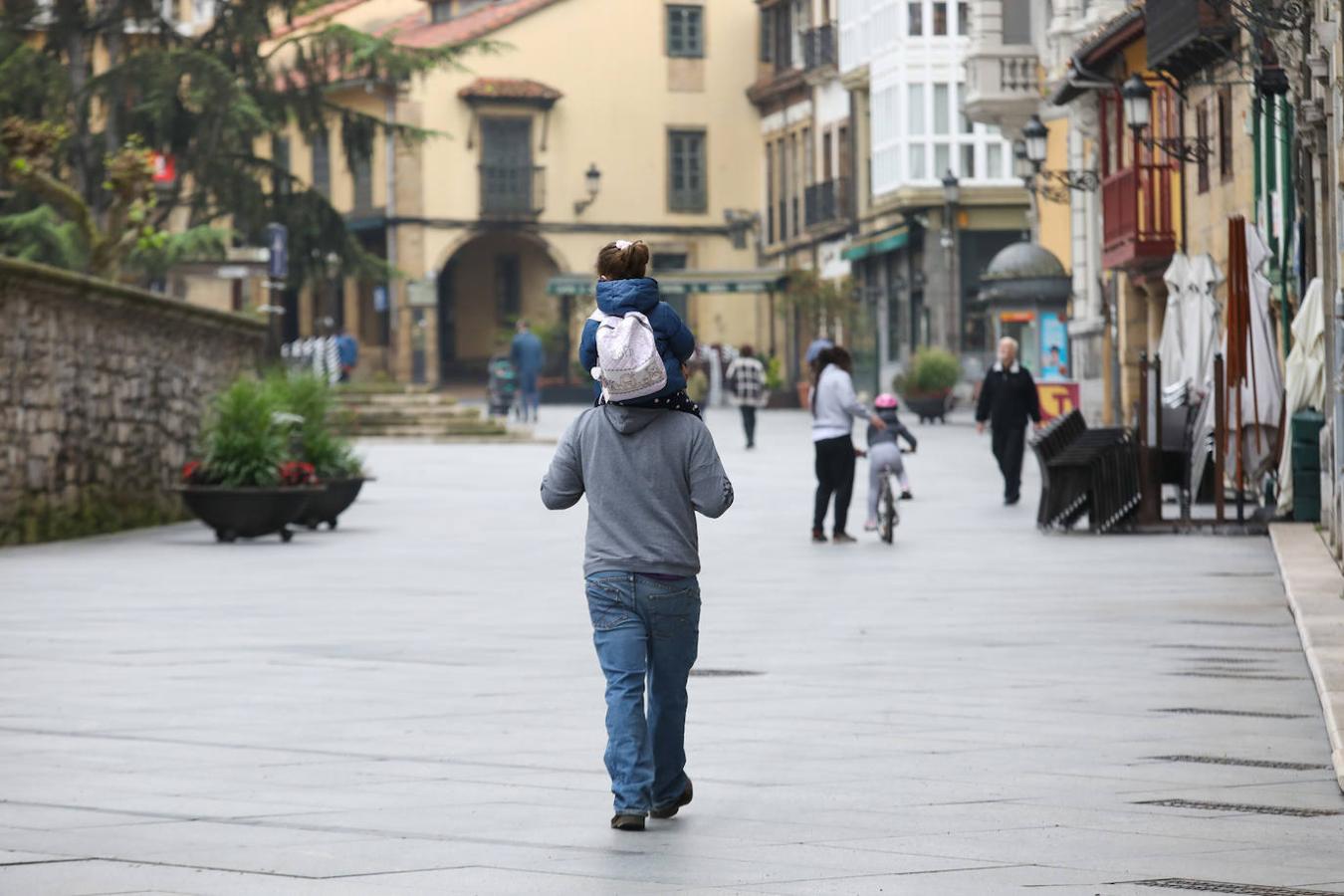 Fotos: El frío y la lluvia anima a pocos niños avilesinos a salir