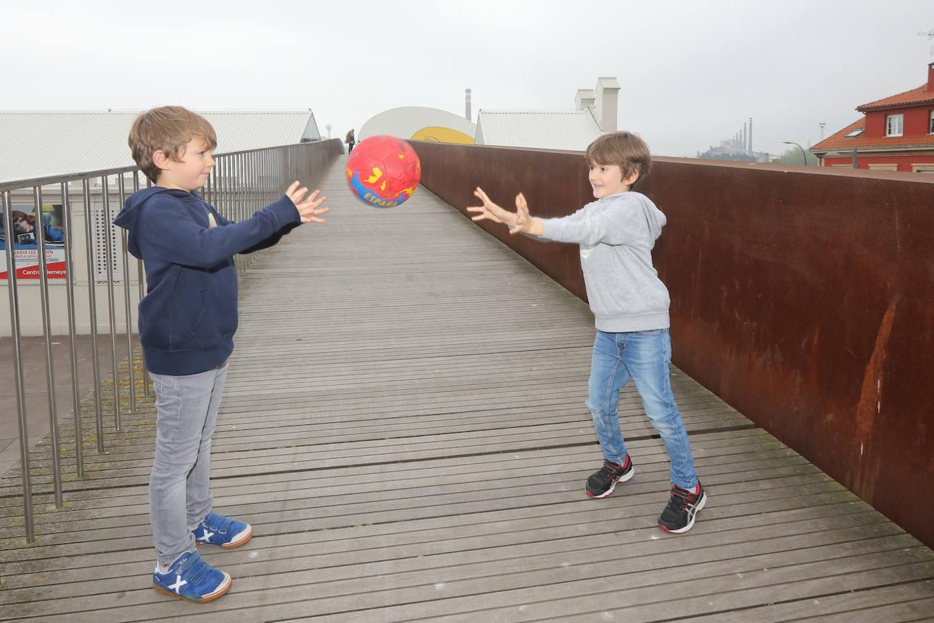 Fotos: El frío y la lluvia anima a pocos niños avilesinos a salir