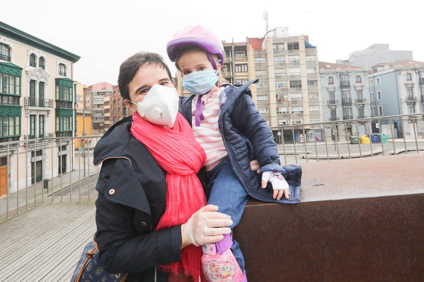 Fotos: El frío y la lluvia anima a pocos niños avilesinos a salir