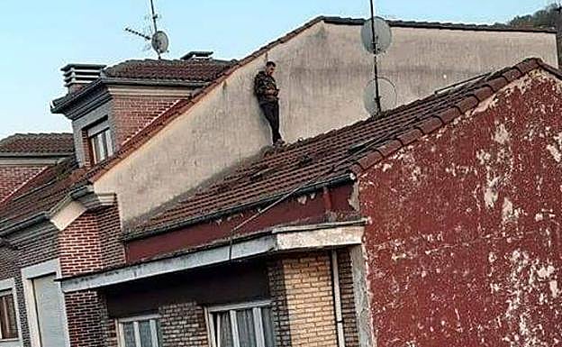 El vecino de El Entrego, subido al tejado. 