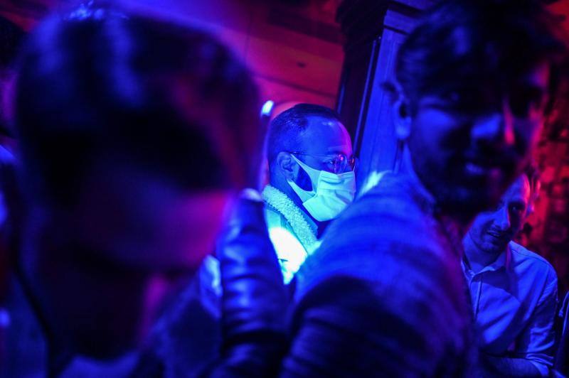 La pandemia de coronavirus ha paralizado prácticamente todo el mundo. Poco a poco se van observando síntomas de mejora, como la reapertura de los establecimientos hosteleros en China, donde comenzó la enfermedad Covid-19. No obstante, algunas personas aún no se atreven a ir a los bares con la cara descubierta y optan por las mascarillas como medidas de protección ante el coronavirus. 