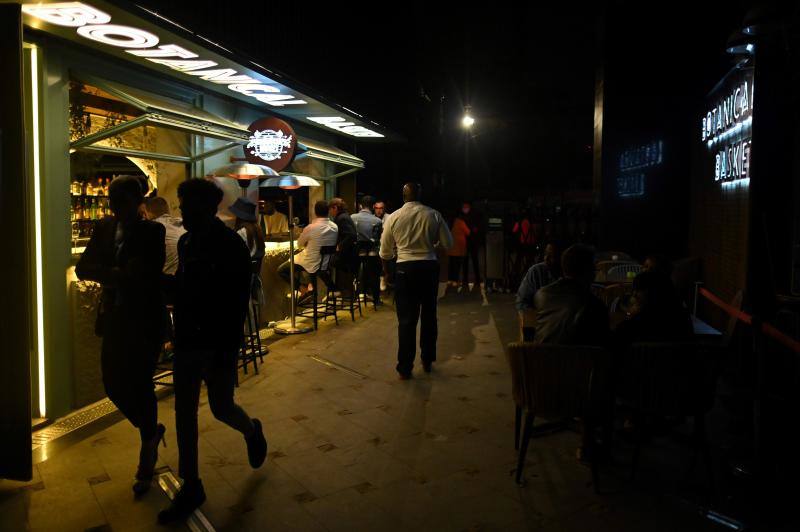 La pandemia de coronavirus ha paralizado prácticamente todo el mundo. Poco a poco se van observando síntomas de mejora, como la reapertura de los establecimientos hosteleros en China, donde comenzó la enfermedad Covid-19. No obstante, algunas personas aún no se atreven a ir a los bares con la cara descubierta y optan por las mascarillas como medidas de protección ante el coronavirus. 