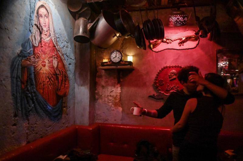 La pandemia de coronavirus ha paralizado prácticamente todo el mundo. Poco a poco se van observando síntomas de mejora, como la reapertura de los establecimientos hosteleros en China, donde comenzó la enfermedad Covid-19. No obstante, algunas personas aún no se atreven a ir a los bares con la cara descubierta y optan por las mascarillas como medidas de protección ante el coronavirus. 