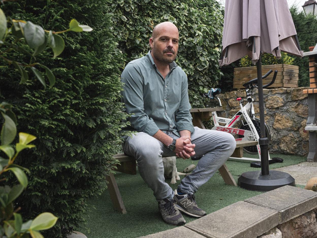 Carlos Fernández, en la terraza de su casa, con la bibicleta de 'spinning' al fondo. 