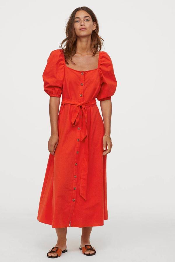 Vestido crepe de algodón rojo con detalle de cinturón y cierre de botones frontal de H&M, 29,99 euros.