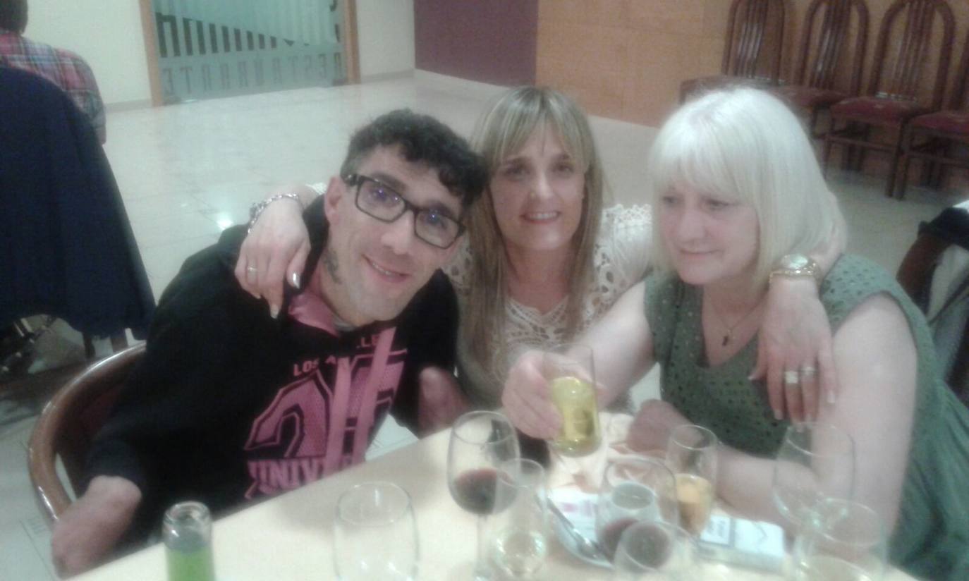 Para la mejor madre porque te mereces esto y más. Este año es el mejor año para ti que tienes estas nietas preciosas que fueron lo mejor que te pasó. Te queremos mamá