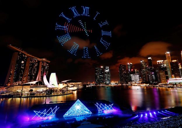 Cuenta atrás realizada con drones iluminados durante la bienvenida a 2020 en Singapur. 