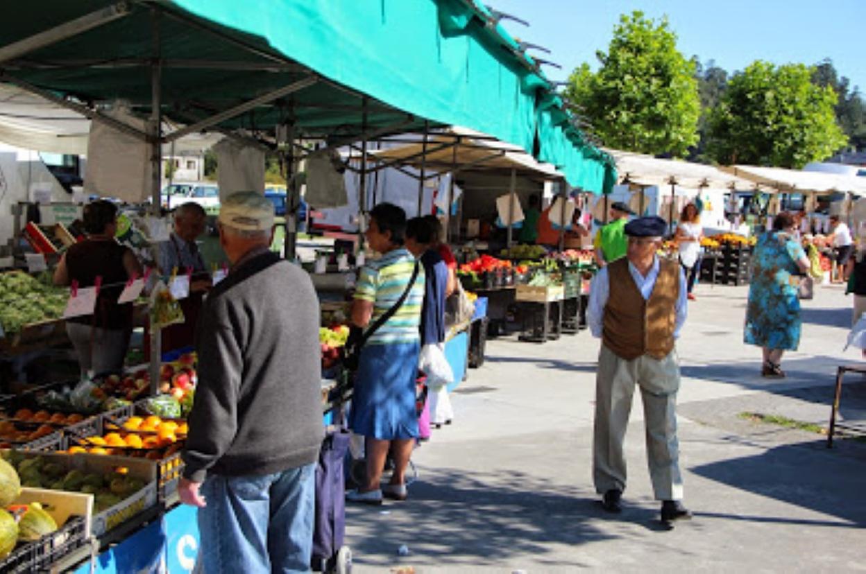 Una jornada de sábado en el mercado semanal de Vegadeo. 