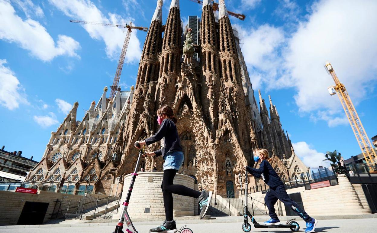 Dos niñas juegan ante la Sagrada Familia este martes.