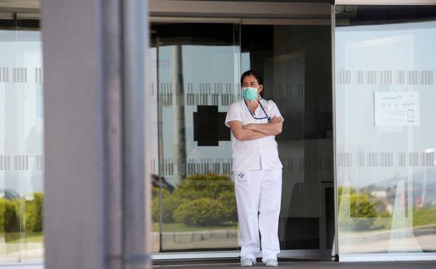Coronavirus | 352 sanitarios han dado positivo o están aislados en Asturias, 43 menos que hace una semana