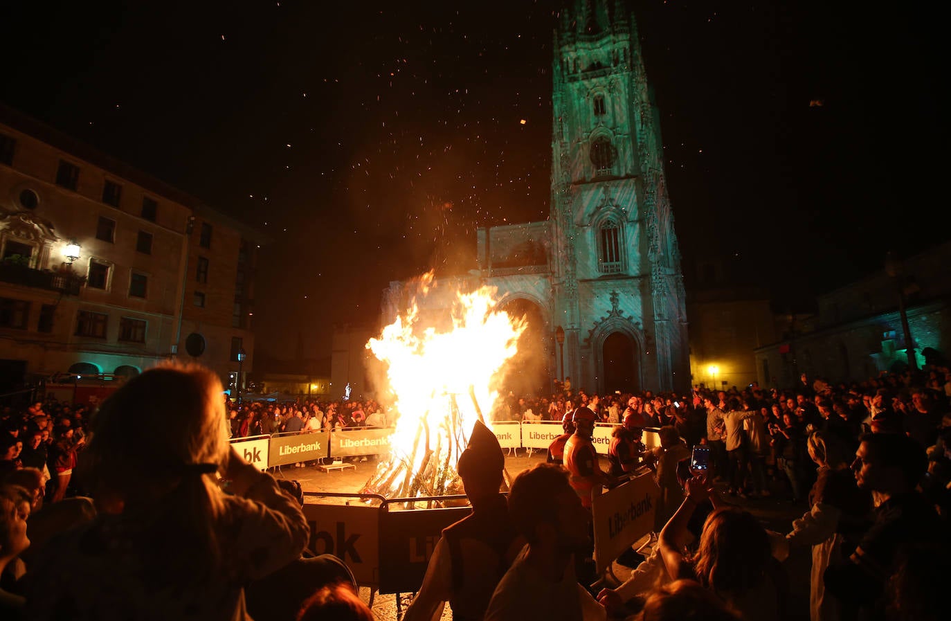 La hoguera de San Juan, en la plaza de la Catedral de Oviedo.