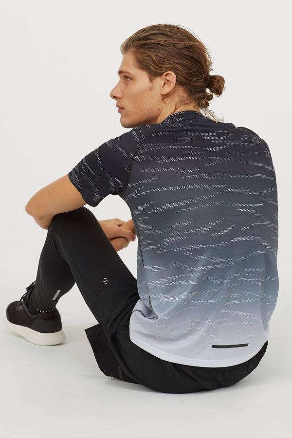 Camiseta de correr 'regular fit' con diseño degradado de H&M, 14,99 euros.